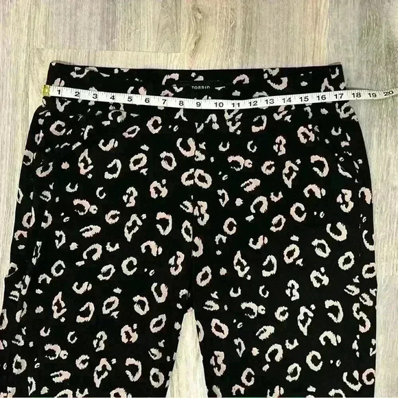 Torrid Women’s Studio Knit Tapered Ankle Pants Black Leopard Print Capris Size 0 - Picture 7 of 7